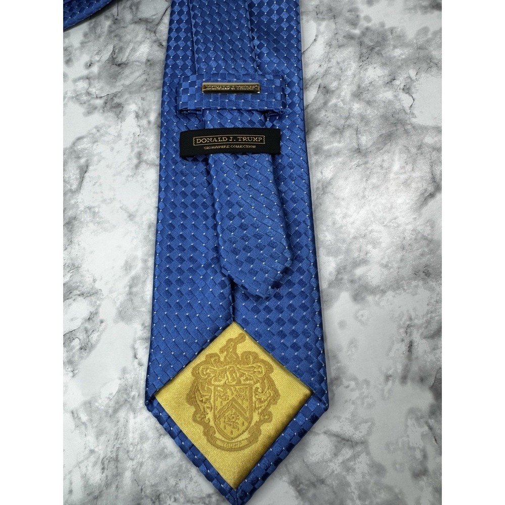 DONALD J. TRUMP SIGNATURE COLLECTION BLUE/LIGHT BLUE SQUARES MOTIF TIE Silk
